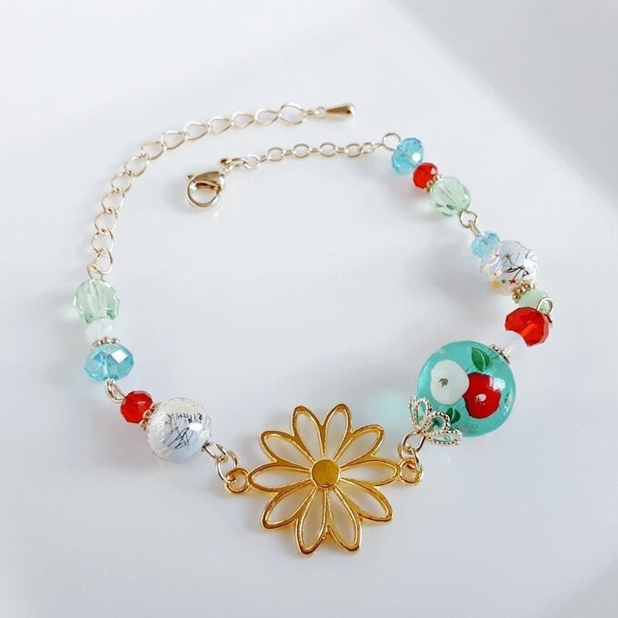 和を感じる☆椿の転写ビーズと大ぶりのお花の透かしチャームのグリーンレッドカラーのブレスレット