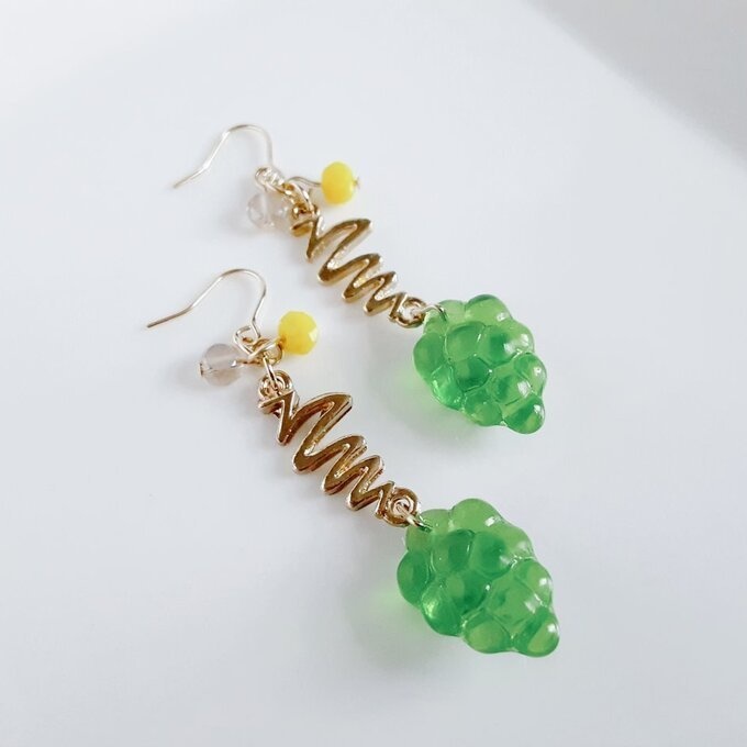可愛いマスカットグレープビーズが揺れるフルーツピアス/イヤリング(新緑)