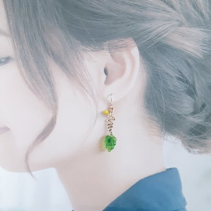 可愛いマスカットグレープビーズが揺れるフルーツピアス/イヤリング(新緑)