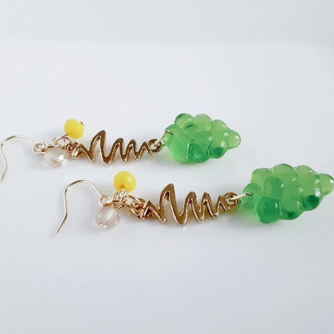 可愛いマスカットグレープビーズが揺れるフルーツピアス/イヤリング(新緑)