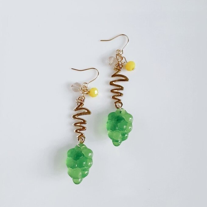 可愛いマスカットグレープビーズが揺れるフルーツピアス/イヤリング(新緑)