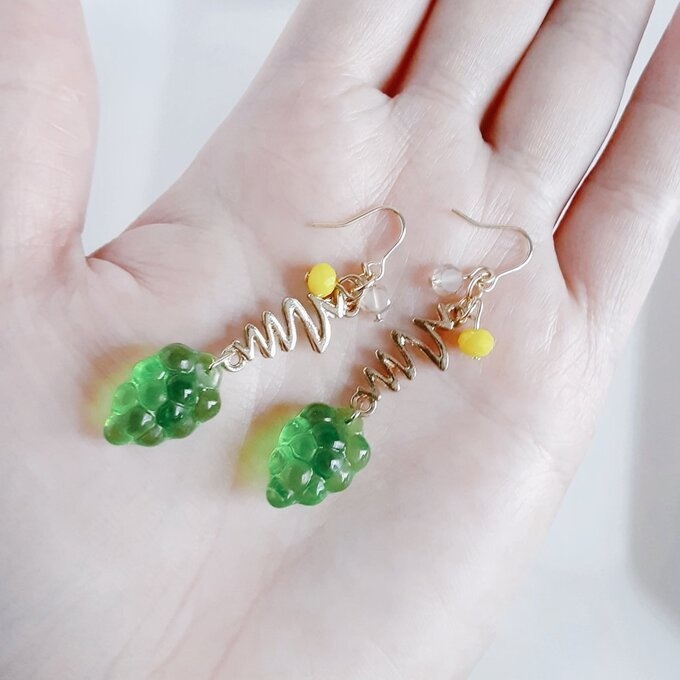 可愛いマスカットグレープビーズが揺れるフルーツピアス/イヤリング(新緑)