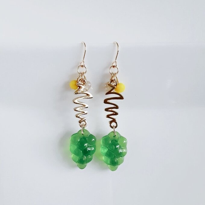可愛いマスカットグレープビーズが揺れるフルーツピアス/イヤリング(新緑)