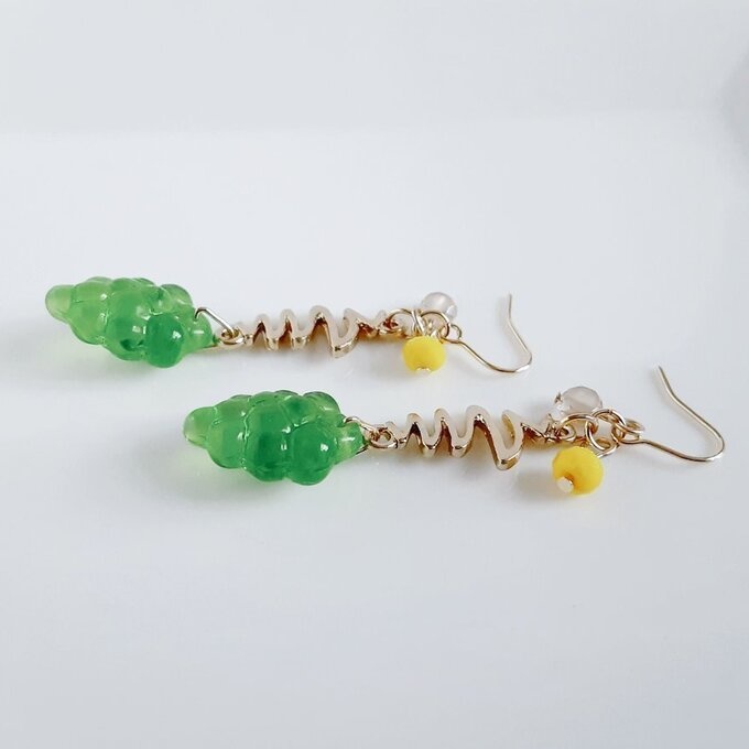 可愛いマスカットグレープビーズが揺れるフルーツピアス/イヤリング(新緑)