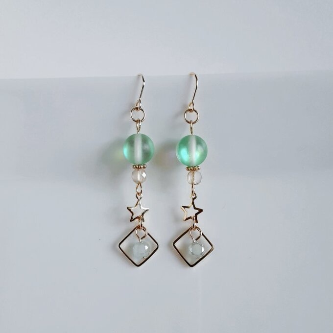 スクエアとお星様付き☆ルナフラッシュとガラスビーズの木漏れ日カラーのピアス/イヤリング