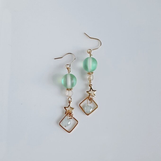 スクエアとお星様付き☆ルナフラッシュとガラスビーズの木漏れ日カラーのピアス/イヤリング