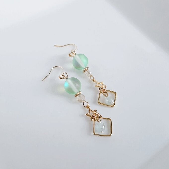 スクエアとお星様付き☆ルナフラッシュとガラスビーズの木漏れ日カラーのピアス/イヤリング