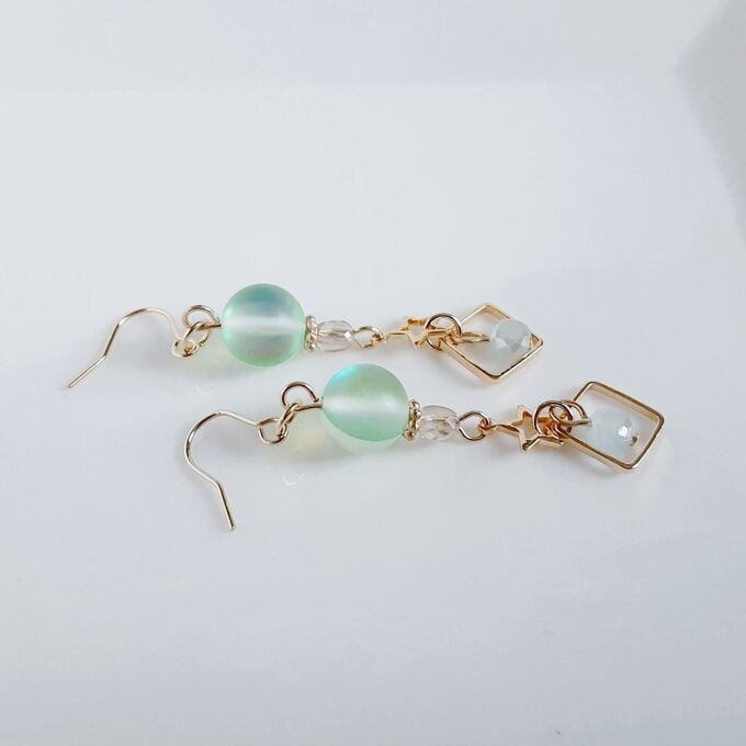 スクエアとお星様付き☆ルナフラッシュとガラスビーズの木漏れ日カラーのピアス/イヤリング