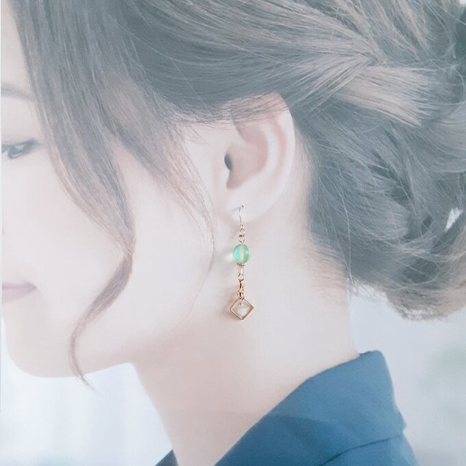 スクエアとお星様付き☆ルナフラッシュとガラスビーズの木漏れ日カラーのピアス/イヤリング