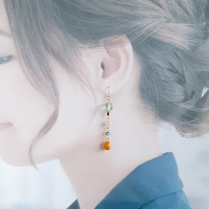 爽やか若草カラーのゆらゆらロングピアス/イヤリング (ルナフラッシュ/しずくビーズ)