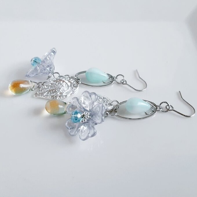 まるで羽のようなリーフパーツとオーロラ風のフラワービーズが揺れるシャープなお洒落ピアス/イヤリング