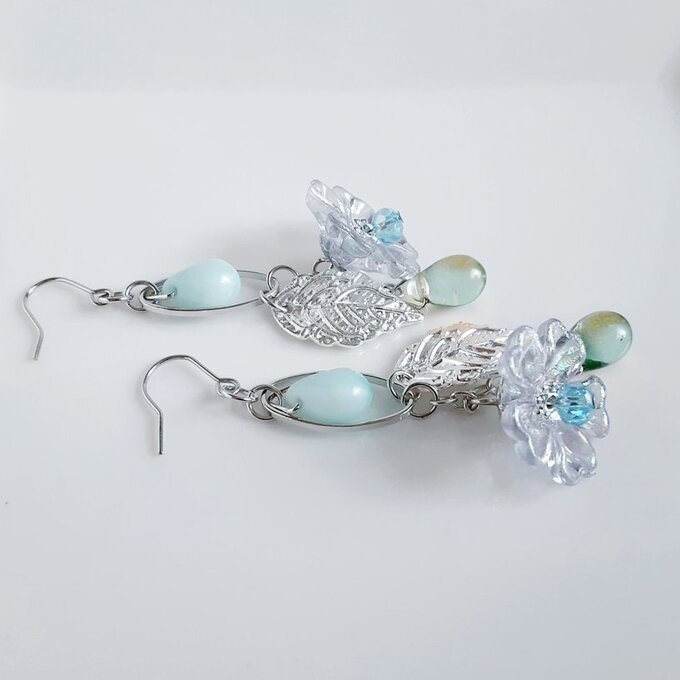 まるで羽のようなリーフパーツとオーロラ風のフラワービーズが揺れるシャープなお洒落ピアス/イヤリング