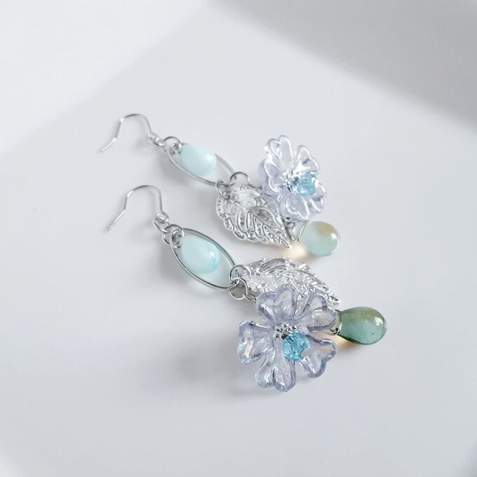 まるで羽のようなリーフパーツとオーロラ風のフラワービーズが揺れるシャープなお洒落ピアス/イヤリング