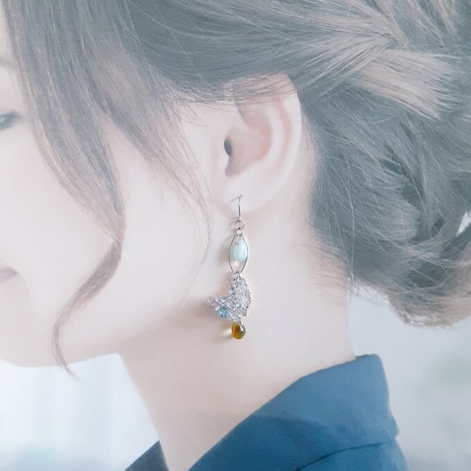 まるで羽のようなリーフパーツとオーロラ風のフラワービーズが揺れるシャープなお洒落ピアス/イヤリング