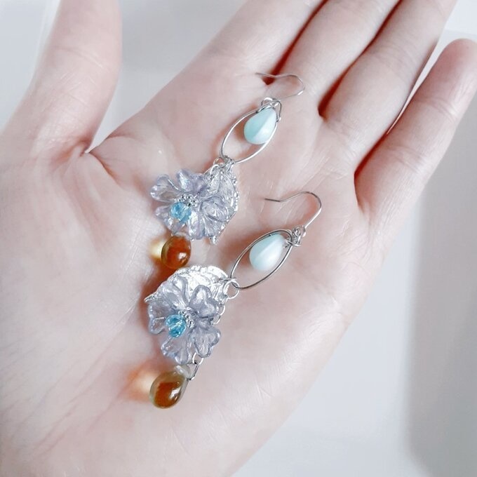 まるで羽のようなリーフパーツとオーロラ風のフラワービーズが揺れるシャープなお洒落ピアス/イヤリング