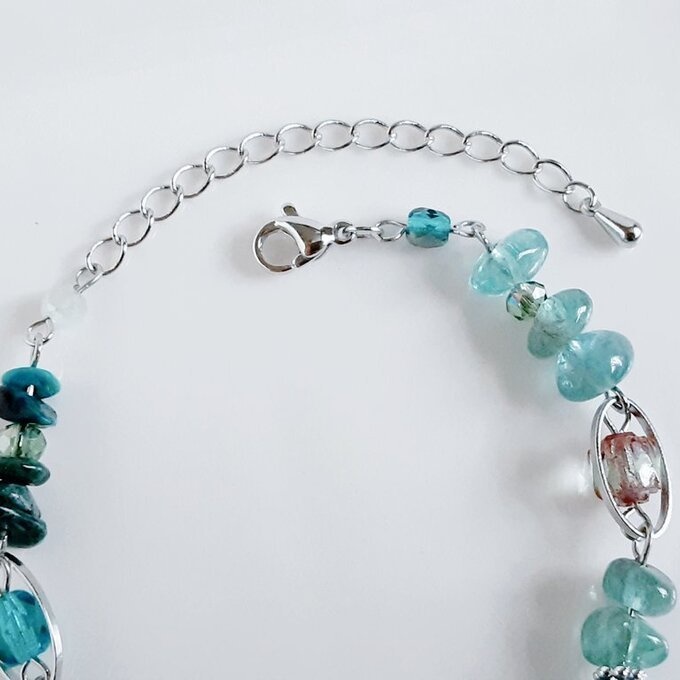 スクエアのフレームストーンとクリソコラとアパタイトとチェコビーズのグラデーション風ブレスレット