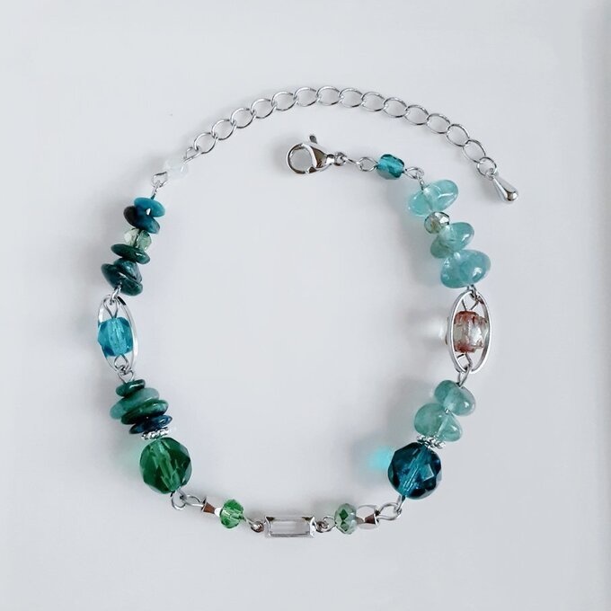 スクエアのフレームストーンとクリソコラとアパタイトとチェコビーズのグラデーション風ブレスレット