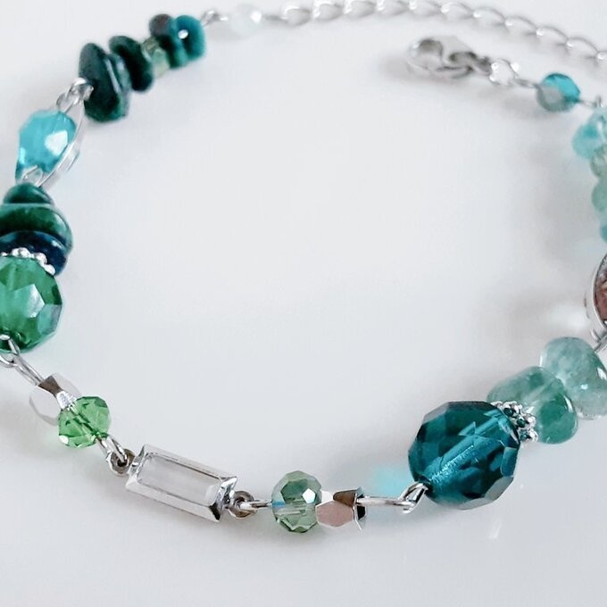 スクエアのフレームストーンとクリソコラとアパタイトとチェコビーズのグラデーション風ブレスレット
