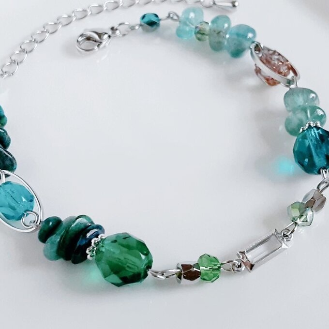 スクエアのフレームストーンとクリソコラとアパタイトとチェコビーズのグラデーション風ブレスレット