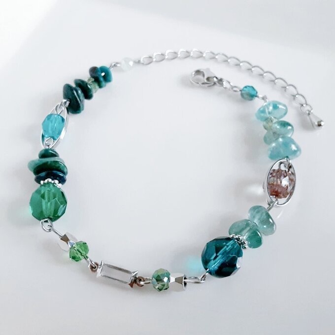 スクエアのフレームストーンとクリソコラとアパタイトとチェコビーズのグラデーション風ブレスレット