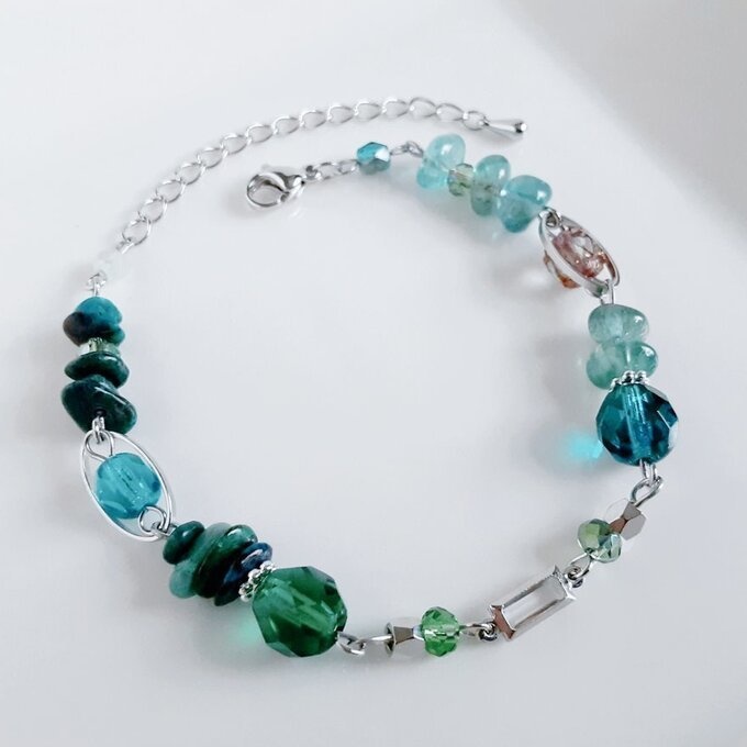 スクエアのフレームストーンとクリソコラとアパタイトとチェコビーズのグラデーション風ブレスレット