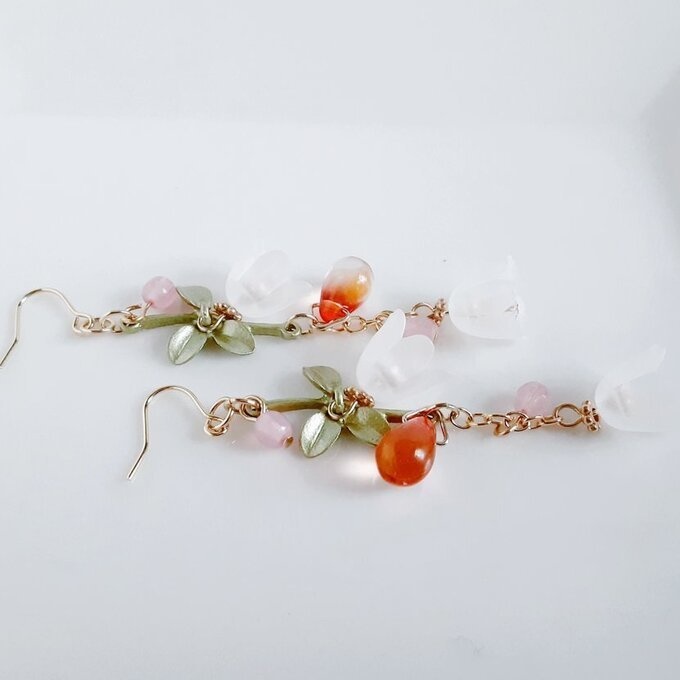 1ペアのみ☆すずらんビーズとしずくビーズが揺れるお洒落ロングピアス/イヤリング(華やかピンク)