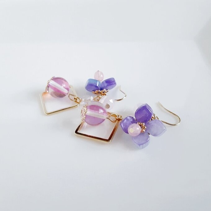 紫陽花の様なフラワーパーツとルナフラッシュが可愛い☆ピンクパープル色の幻想ピアス/イヤリング