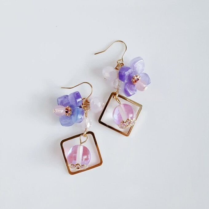 紫陽花の様なフラワーパーツとルナフラッシュが可愛い☆ピンクパープル色の幻想ピアス/イヤリング