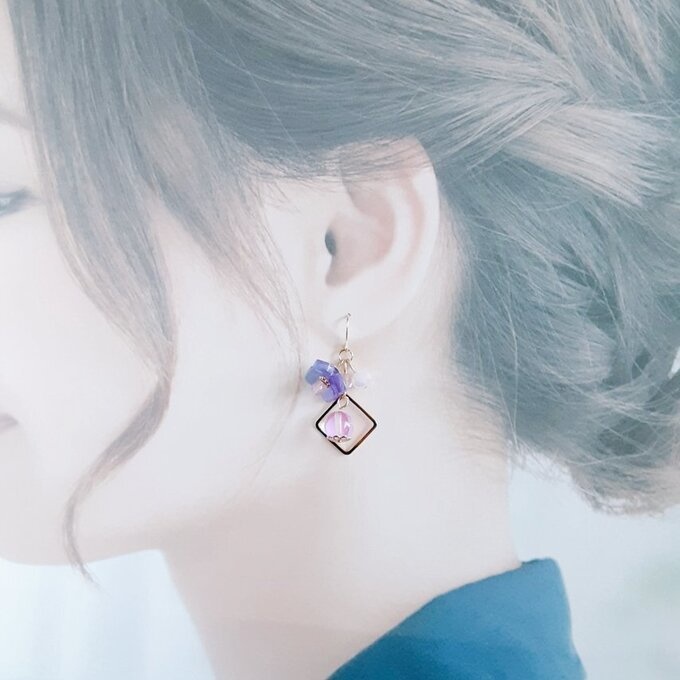 紫陽花の様なフラワーパーツとルナフラッシュが可愛い☆ピンクパープル色の幻想ピアス/イヤリング