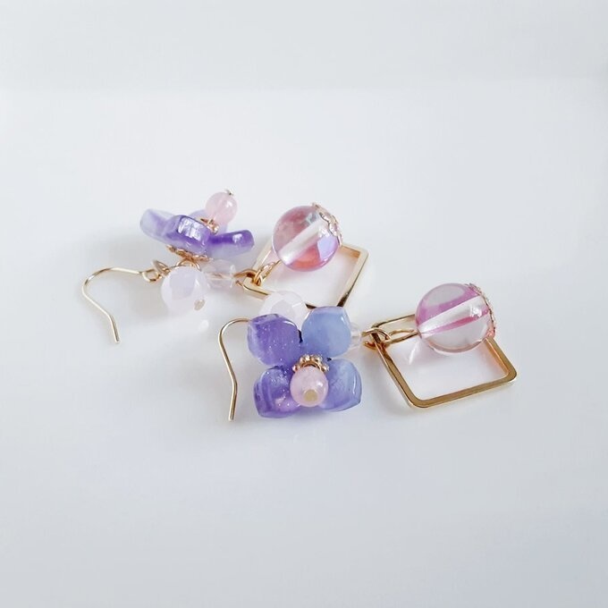 紫陽花の様なフラワーパーツとルナフラッシュが可愛い☆ピンクパープル色の幻想ピアス/イヤリング