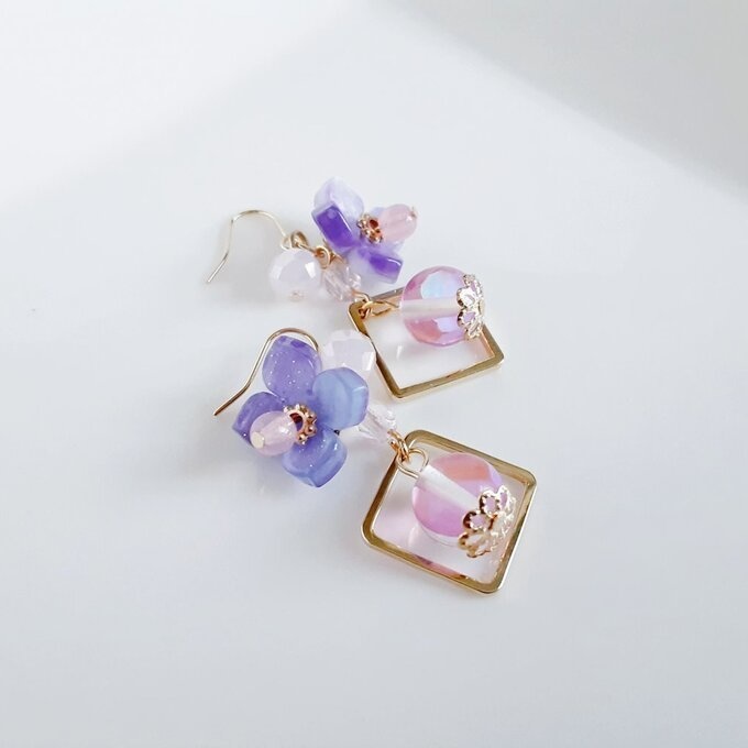 紫陽花の様なフラワーパーツとルナフラッシュが可愛い☆ピンクパープル色の幻想ピアス/イヤリング