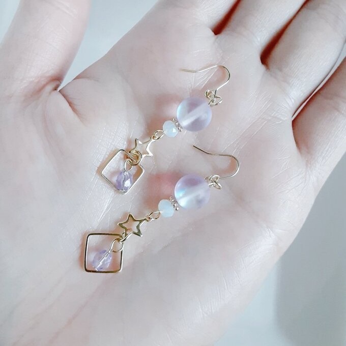 スクエアとお星様付き☆ルナフラッシュとガラスビーズのマットライトアメジストカラーのピアス/イヤリング