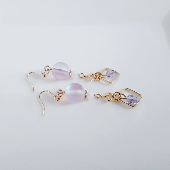 スクエアとお星様付き☆ルナフラッシュとガラスビーズのマットライトアメジストカラーのピアス/イヤリング