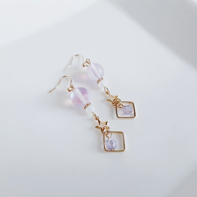 スクエアとお星様付き☆ルナフラッシュとガラスビーズのマットライトアメジストカラーのピアス/イヤリング