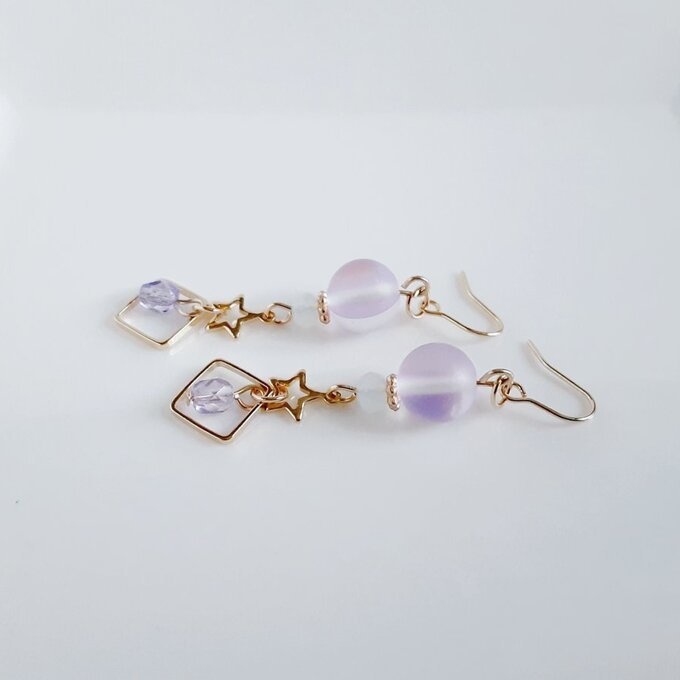 スクエアとお星様付き☆ルナフラッシュとガラスビーズのマットライトアメジストカラーのピアス/イヤリング