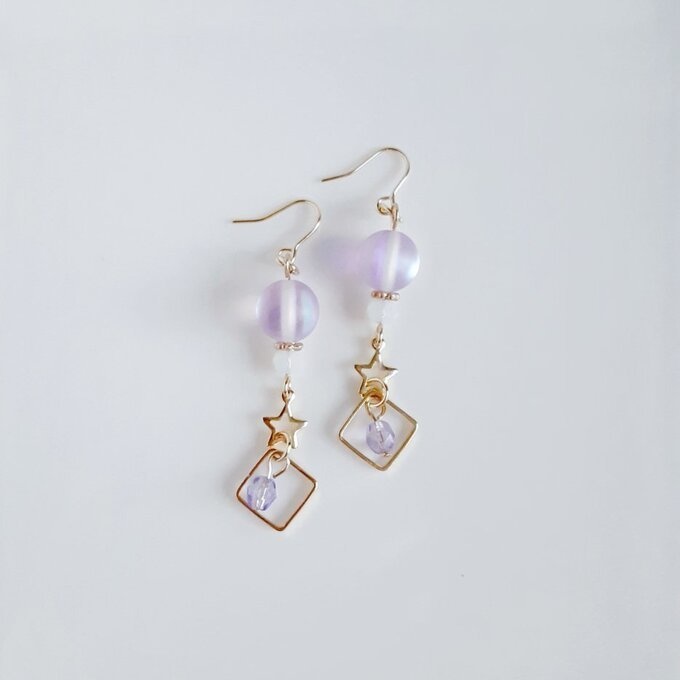 スクエアとお星様付き☆ルナフラッシュとガラスビーズのマットライトアメジストカラーのピアス/イヤリング