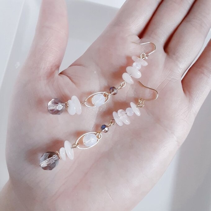 モルガナイトとオーバルフープとチェコビーズのピアス/イヤリング