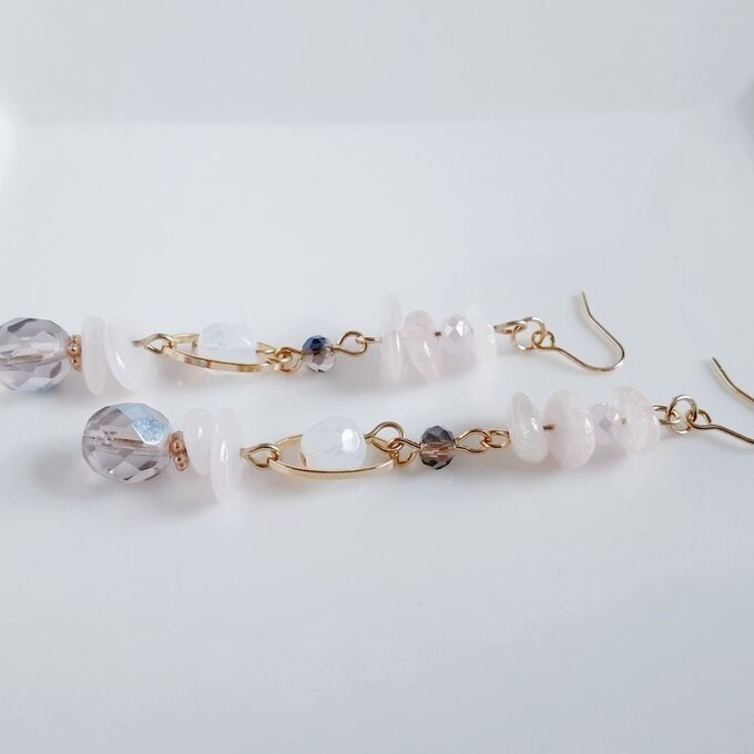 モルガナイトとオーバルフープとチェコビーズのピアス/イヤリング