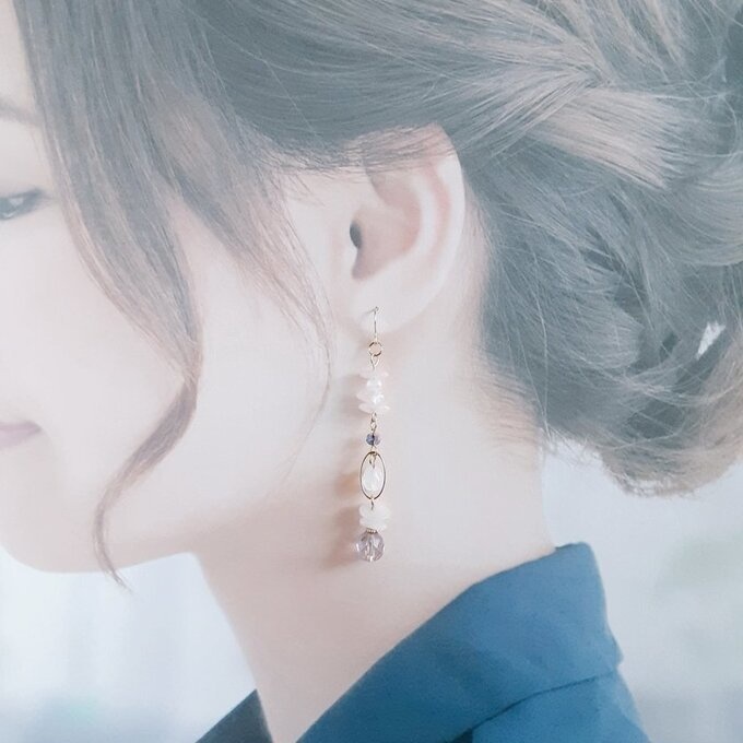 モルガナイトとオーバルフープとチェコビーズのピアス/イヤリング