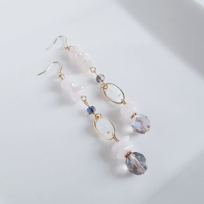 モルガナイトとオーバルフープとチェコビーズのピアス/イヤリング