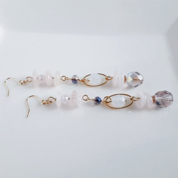 モルガナイトとオーバルフープとチェコビーズのピアス/イヤリング