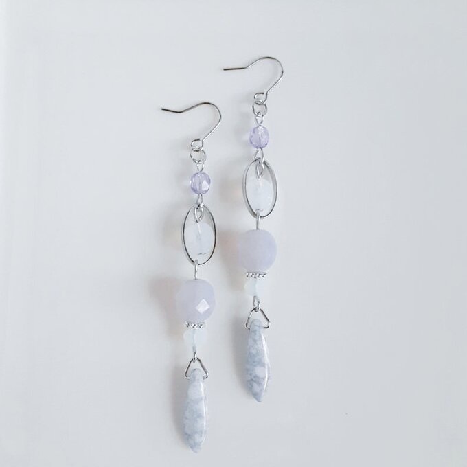 チェコビーズとオーバルフープのお洒落ロングピアス/イヤリング(ミルキーパープルグレー)