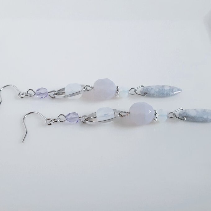 チェコビーズとオーバルフープのお洒落ロングピアス/イヤリング(ミルキーパープルグレー)