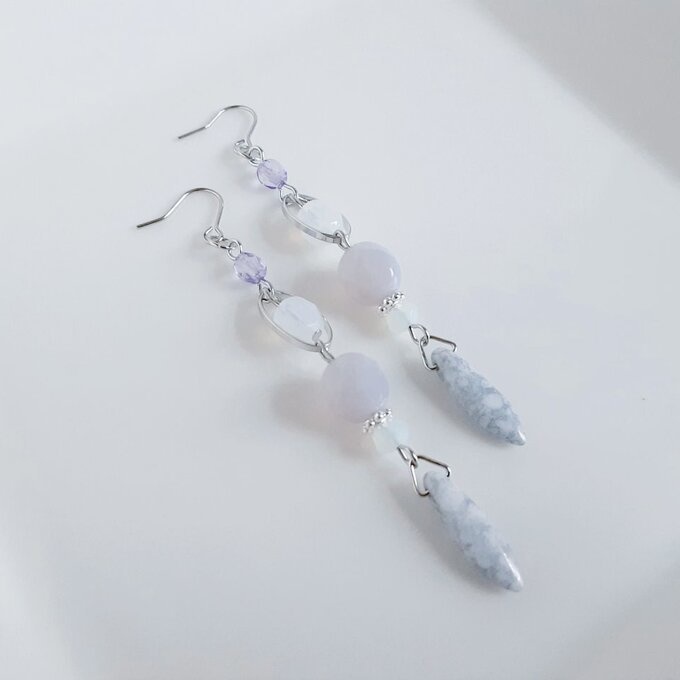 チェコビーズとオーバルフープのお洒落ロングピアス/イヤリング(ミルキーパープルグレー)