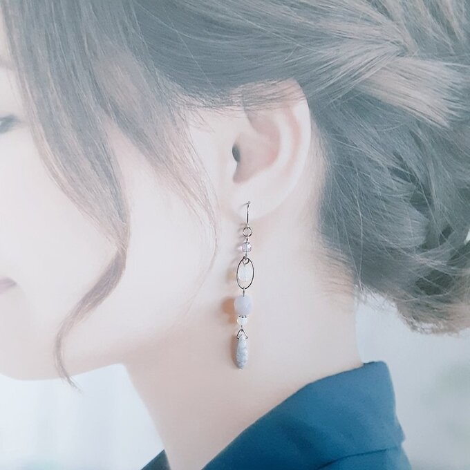 チェコビーズとオーバルフープのお洒落ロングピアス/イヤリング(ミルキーパープルグレー)