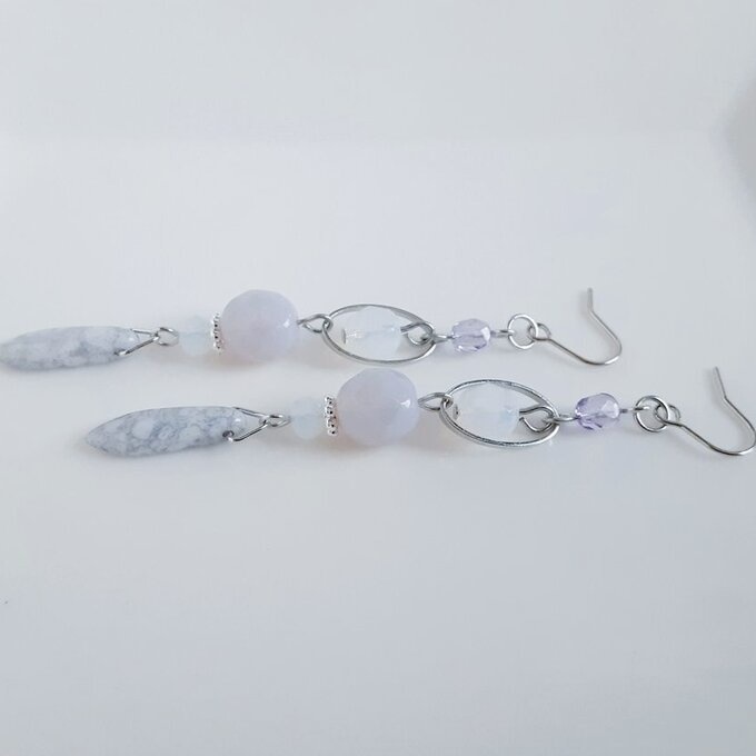 チェコビーズとオーバルフープのお洒落ロングピアス/イヤリング(ミルキーパープルグレー)