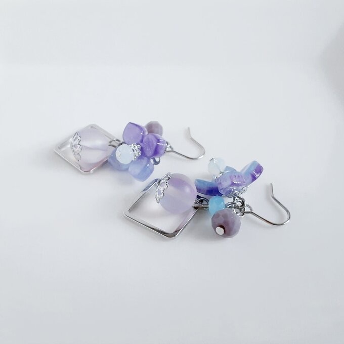 紫陽花の様なフラワーパーツとルナフラッシュが可愛い☆ライトアメジストブルー色の幻想ピアス/イヤリング