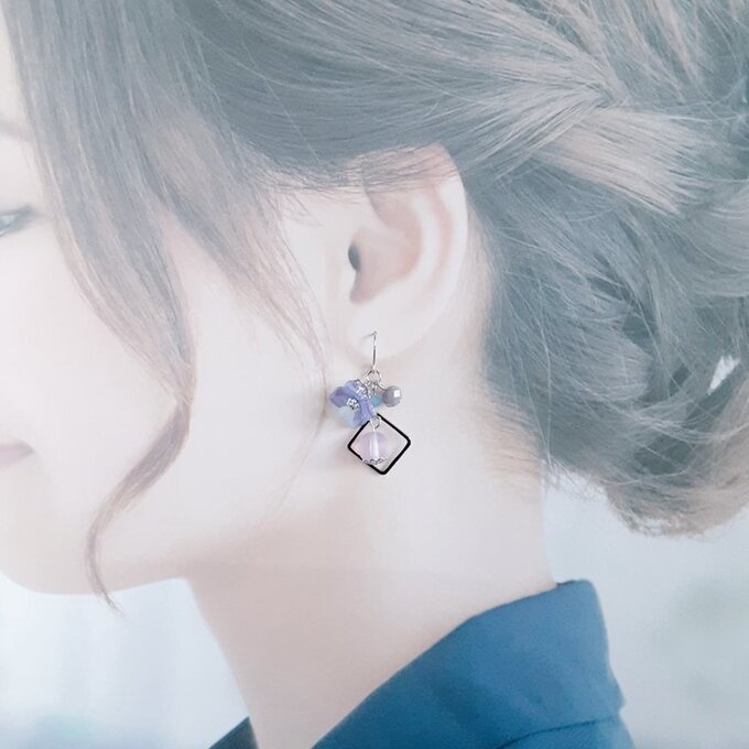 紫陽花の様なフラワーパーツとルナフラッシュが可愛い☆ライトアメジストブルー色の幻想ピアス/イヤリング