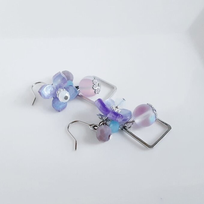 紫陽花の様なフラワーパーツとルナフラッシュが可愛い☆ライトアメジストブルー色の幻想ピアス/イヤリング