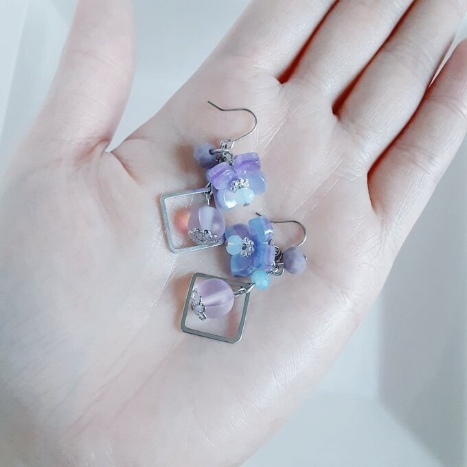 紫陽花の様なフラワーパーツとルナフラッシュが可愛い☆ライトアメジストブルー色の幻想ピアス/イヤリング